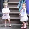 Les jumelles de Sarah Jessica Parker, Marion et Tabitha, se promènent dans West Village avec leur nounou. New York, le 13 juin 2012.