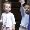 Les jumelles de Sarah Jessica Parker, Marion et Tabitha, se promènent dans West Village avec leur nounou. New York, le 13 juin 2012.