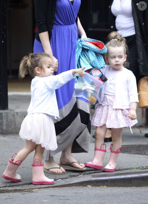 Les jumelles de Sarah Jessica Parker, Marion et Tabitha, se promènent dans West Village. New York, le 13 juin 2012.