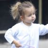 La petite Tabitha, trois ans, se balade avec sa nounou et sa soeur jumelle Marion à New York, le 13 juin 2012.