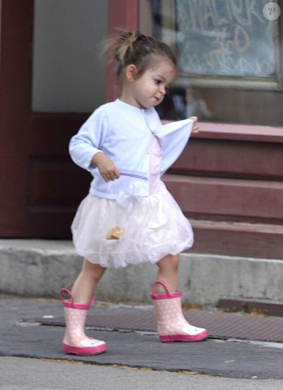 La petite Tabitha, trois ans, se balade avec sa nounou et sa soeur jumelle Marion à New York, le 13 juin 2012.