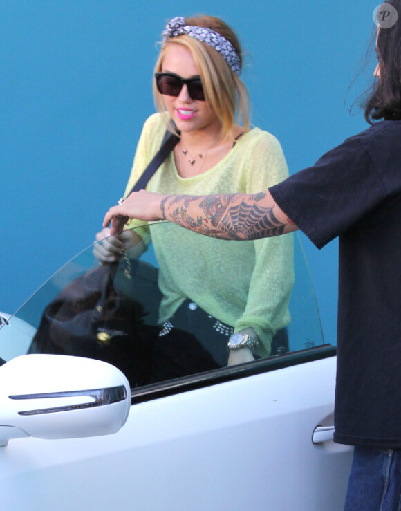 Miley Cyrus sort de son cours de pilates, le lundi 25 juin 2012, à Los Angeles.