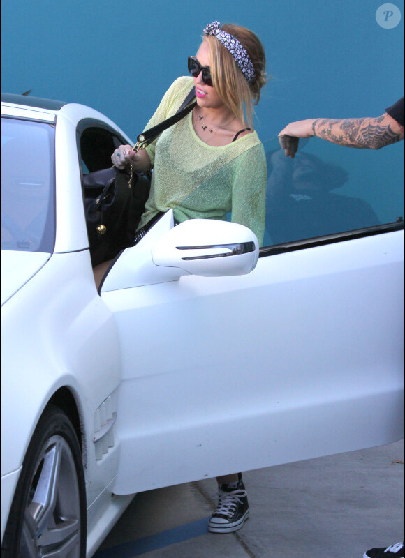 Miley Cyrus sort de son cours de pilates, le lundi 25 juin 2012, à Los Angeles.