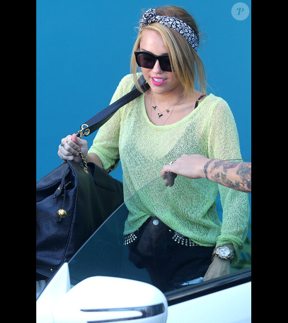 Miley Cyrus sort de son cours de pilates, le lundi 25 juin 2012, à Los Angeles.