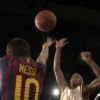 Lionel Messi face à un basketteur dans un clip pour Herbalife