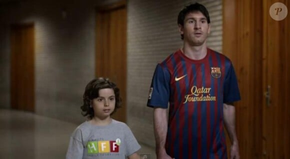 Lionel Messi et un enfant avant d'aller jouer au basket avec ses pieds