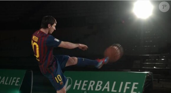 Lionel Messi joue au basket avec ses pieds