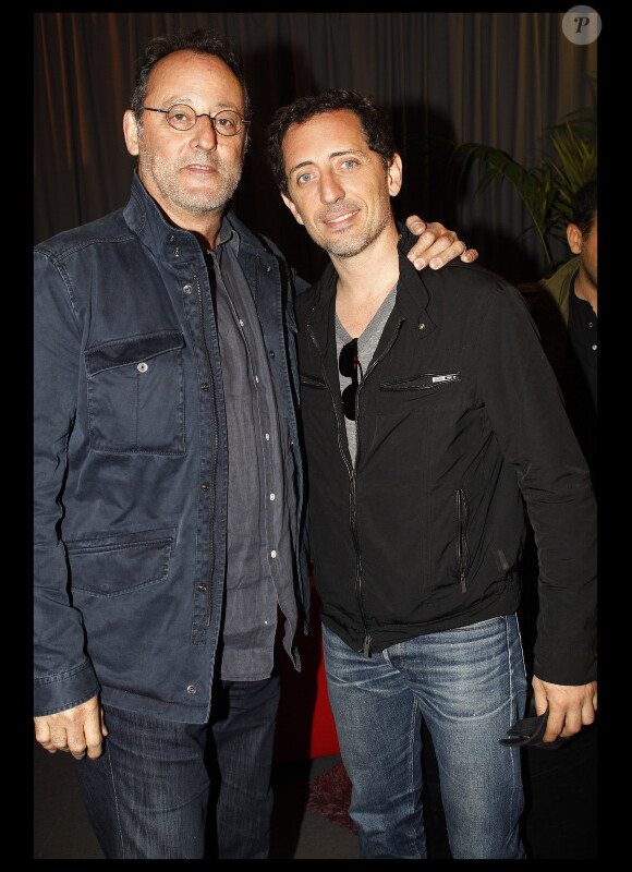 EXCLU : Jean Reno et Gad Elmaleh dans les coulisses du Stade de France après le concert de Johnny Hallyday, le 17 juin 2012.