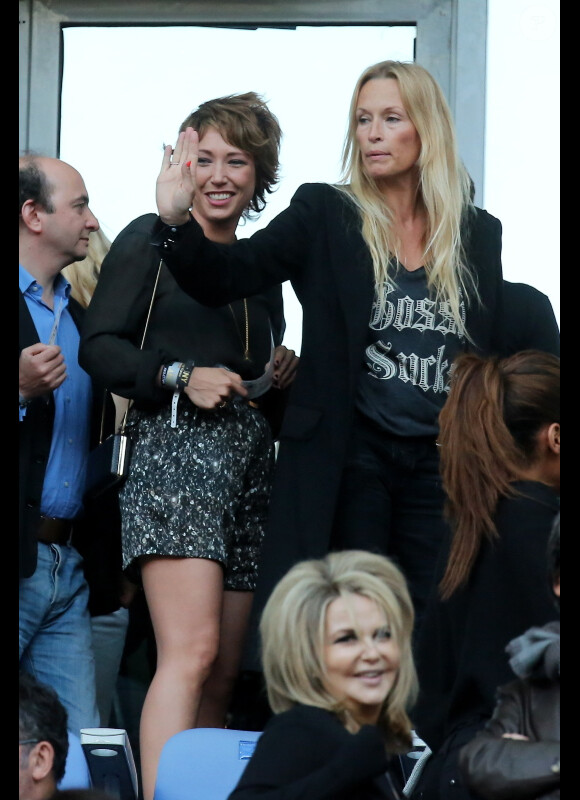 EXCLU : Laura Smet et Estelle Lefébure au Stade de France avant le concert de Johnny Hallyday, le 17 juin 2012.