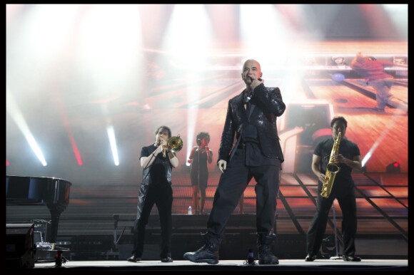 EXCLU : Pascal Obispo rejoint sur scène Johnny Hallyday au Stade de France, le 17 juin 2012.