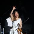 EXCLU : Anne Gravoin qui accompagne Johnny Hallyday sur scène, au Stade de France, le 17 juin 2012.