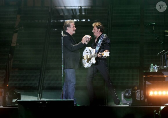 EXCLU : Johnny Hallyday rejoint par Eddy Mitchell en concert au Stade de France, le 16 juin 2012.