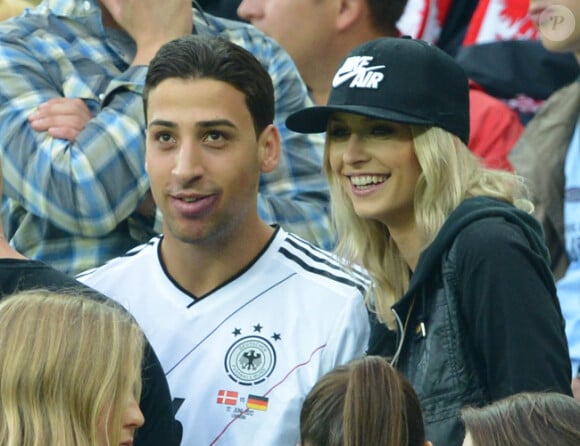Lena Gercke et Rani, le frère de son homme Sami Khedira le 22 juin 2012 à Gdansk en Pologne lors du match de l'Allemagne durant l'Euro face à la Grèce