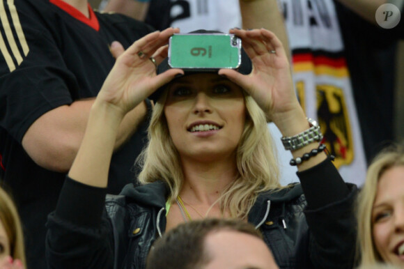 Lena Gercke le 22 juin 2012 à Gdansk en Pologne lors du match de l'Allemagne durant l'Euro face à la Grèce
