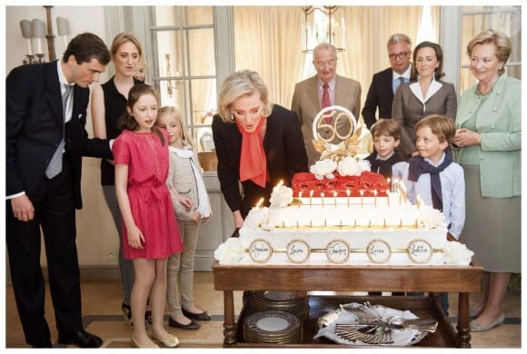 Le prince Laurent de Belgique avec sa femme la princesse Claire et leurs trois enfants lors du 50e anniversaire de la princesse Astrid, le 2 juin 2012.
Propriétaire d'une villa, la Casa Sofia, sur l'île de Panarea, au large de la Sicile, le prince a laissé les lieux à l'abandon, selon un envoyé spécial de Sudpresse.