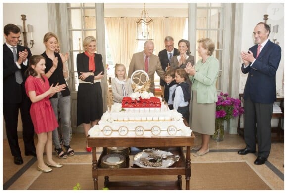 Le prince Laurent de Belgique avec sa femme la princesse Claire et leurs trois enfants lors du 50e anniversaire de la princesse Astrid, le 2 juin 2012.
Propriétaire d'une villa, la Casa Sofia, sur l'île de Panarea, au large de la Sicile, le prince a laissé les lieux à l'abandon, selon un envoyé spécial de Sudpresse.