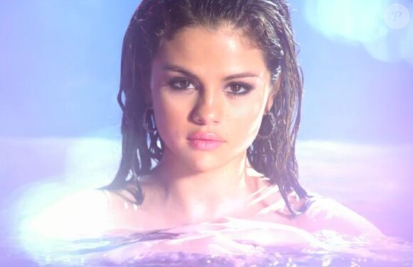 Selena Gomez, ravissante naïade dans le spot tv de son parfum éponyme.