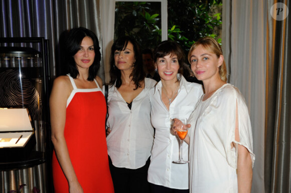 Mathilda May, Anne Parillaud, Michel Adé, Emmanuelle Béart et Helena Noguerra s'amusent à la soirée Dames de coeur de Montblanc, le 28 juin 2012 à Paris.