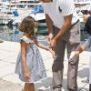 Le prince Louis de Bourbon et sa fille la princesse Eugenie, 5 ans, au Port Hercule de Monaco le 28 juin 2012 pour encourager la princesse Maria Margarita de Bourbon, en lice dans le Jumping international de Monte-Carlo.