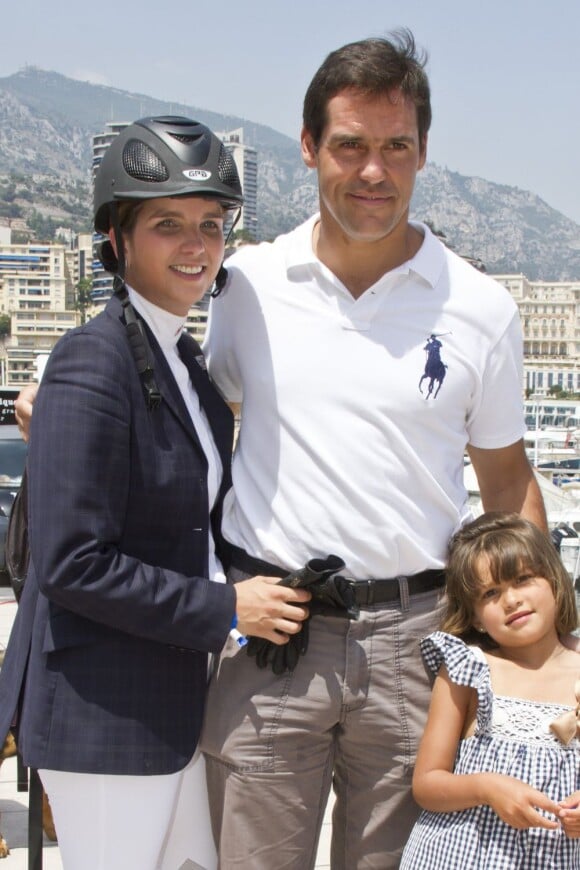 Le prince Louis de Bourbon et son épouse la princesse Maria Margarita avec leur fille la princesse Eugenie, 5 ans, au Port Hercule de Monaco le 28 juin 2012 lors du Jumping international de Monte-Carlo.