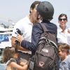 Le baiser du duc d'Anjou à la cavalière de son coeur. Le prince Louis de Bourbon et sa fille la princesse Eugenie, 5 ans, au Port Hercule de Monaco le 28 juin 2012 pour encourager la princesse Maria Margarita de Bourbon, en lice dans le Jumping international de Monte-Carlo.