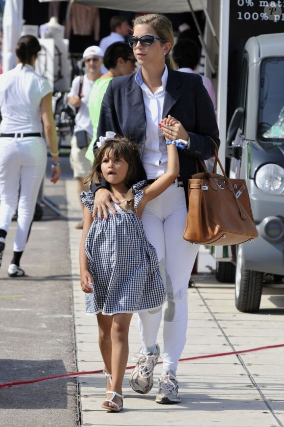 La princesse Maria Margarita et sa fille la princesse Eugenie sur les quais du Port Hercule à Monaco le 28 juin 2012 à l'occasion du Jumping international de Monte-Carlo auquel participe la duchesse d'Anjou.