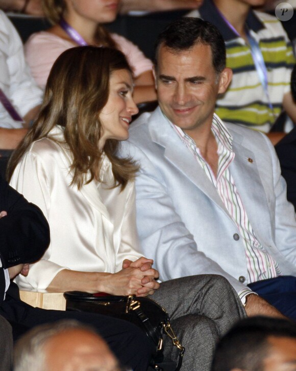 Letizia et Felipe d'Espagne, toujours très complices, lors du 3e Forum Impulsa, à Barcelone le 29 juin 2012.