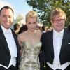 Naomi Watts entourée d'Elton John et David Furnish lors du 14e White Tie and Tiara Ball, organisé par leurs soins et Chopard, à Old Windsor, le 28 juin 2012.