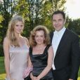 Lara Stone et son mari David Walliams entourent Caroline Gruosi Scheufele - coprésidente et directrice artistique de Chopard - lors du 14e White Tie and Tiara Ball, organisé par Elton John, David Furnish et Chopard, à Old Windsor, le 28 juin 2012.