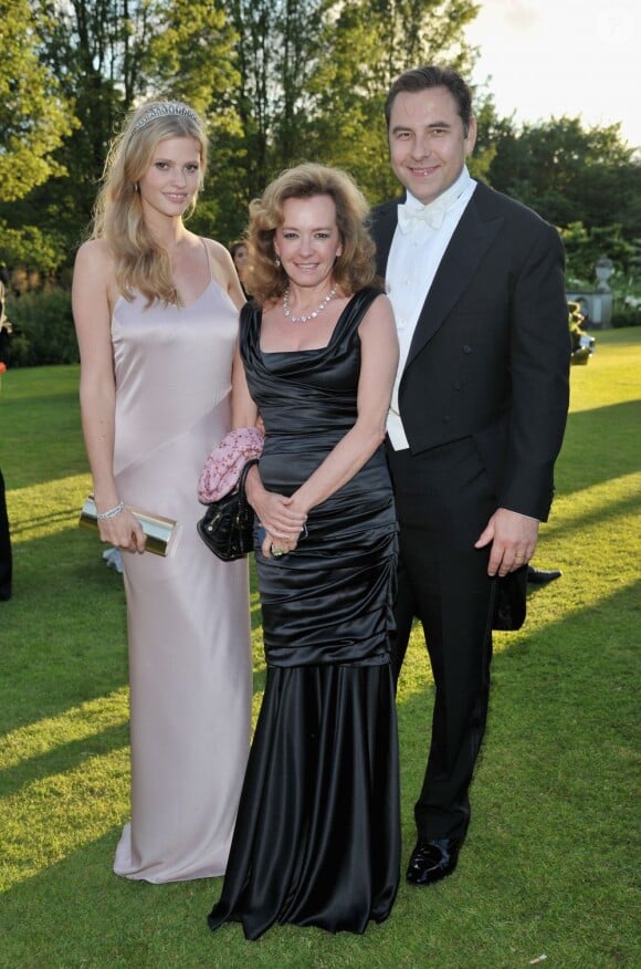 Lara Stone et son mari David Walliams entourent Caroline Gruosi Scheufele - coprésidente et directrice artistique de Chopard - lors du 14e White Tie and Tiara Ball, organisé par Elton John, David Furnish et Chopard, à Old Windsor, le 28 juin 2012.