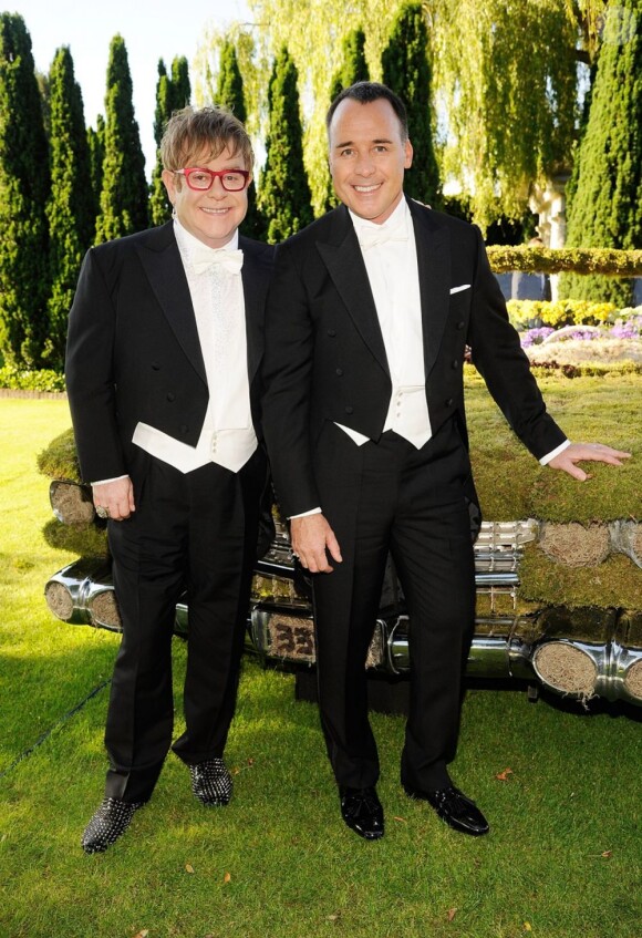Elton John et David Furnish lors du 14e White Tie and Tiara Ball, organisé par leurs soins et Chopard, à Old Windsor, le 28 juin 2012.