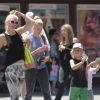 Gwen Stefani et ses enfants Kingston et Zuma, accompagnés de leur nounou au parc Universal Studios à Los Angeles, le samedi 30 juin 2012.