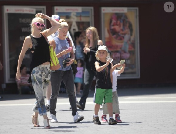 Gwen Stefani et ses enfants Kingston et Zuma, accompagnés de leur nounou au parc Universal Studios à Los Angeles, le samedi 30 juin 2012.