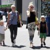 Gwen Stefani et ses enfants Kingston, six ans, et Zuma, trois ans, accompagnés de leur nounou au parc Universal Studios à Los Angeles, le samedi 30 juin 2012.