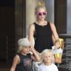 Gwen Stefani et ses deux enfants, Kingston, six ans, et Zuma, trois ans, accompagnés de leur nounou au parc Universal Studios à Los Angeles, le samedi 30 juin 2012.