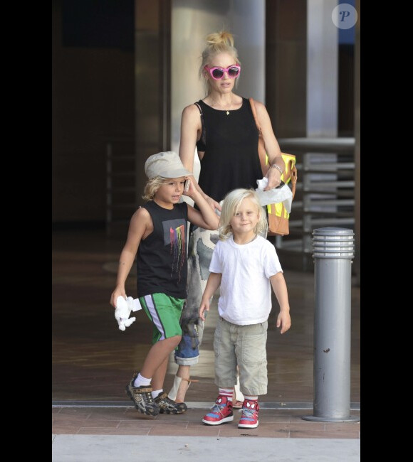 Gwen Stefani et ses deux enfants, Kingston, six ans, et Zuma, trois ans, accompagnés de leur nounou au parc Universal Studios à Los Angeles, le samedi 30 juin 2012.
