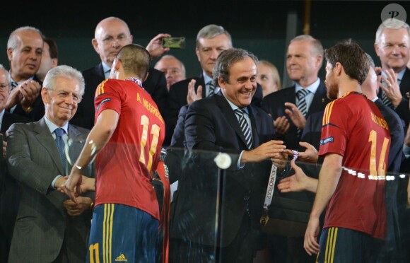 Michel Platini félicite les Espagnols lors de la finale de l'Euro remportée par l'Espagne face à l'Italie (4-0) au stade olympique de Kiev le 1er juillet 2012