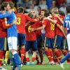 La joie espagnoles contraste avec la déception italienne lors de la finale de l'Euro remportée par l'Espagne face à l'Italie (4-0) au stade olympique de Kiev le 1er juillet 2012