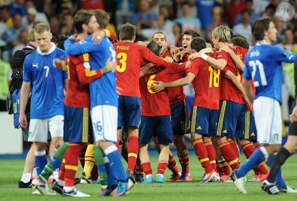La joie espagnoles contraste avec la déception italienne lors de la finale de l'Euro remportée par l'Espagne face à l'Italie (4-0) au stade olympique de Kiev le 1er juillet 2012