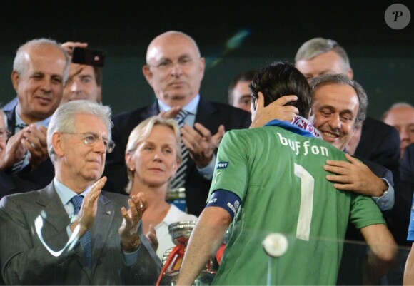 Gialuigi Buffon félicité par Michel PLatini lors de la finale de l'Euro remportée par l'Espagne face à l'Italie (4-0) au stade olympique de Kiev le 1er juillet 2012