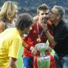 Gerard Piqué félicité par ses parents et son frère lors de la finale de l'Euro remportée par l'Espagne face à l'Italie (4-0) au stade olympique de Kiev le 1er juillet 2012