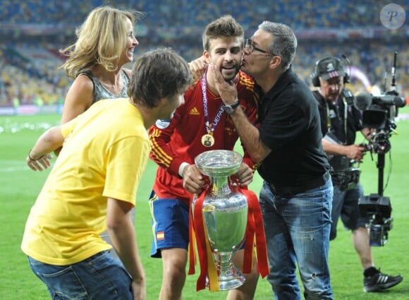 Gerard Piqué félicité par ses parents et son frère lors de la finale de l'Euro remportée par l'Espagne face à l'Italie (4-0) au stade olympique de Kiev le 1er juillet 2012