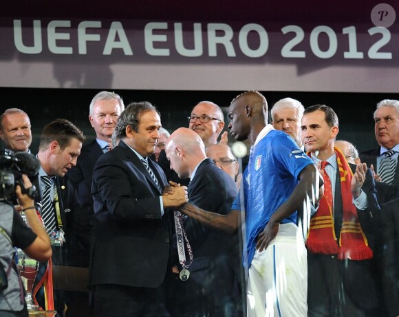 Michel Platini fécilité Mario Balotelli lors de la finale de l'Euro remportée par l'Espagne face à l'Italie (4-0) au stade olympique de Kiev le 1er juillet 2012