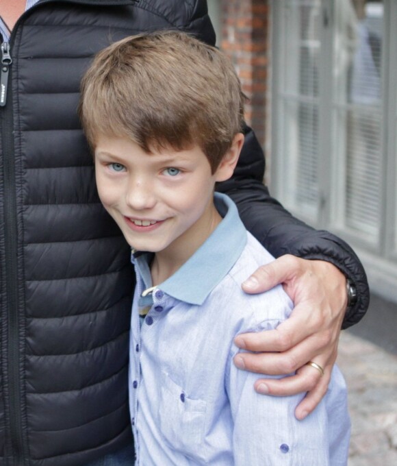 Le prince Felix de Danemark, 9 ans, avant son dernier jour de l'année à l'école privée Krebs de Copenhague, le 29 juin 2012.