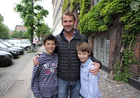 Les princes Nikolai et Felix de Danemark, fils du prince Joachim et de la comtesse Alexandra, à la sortie de l'école Krebs de Copenhague avec leur beau-père Martin Jorgensen, le 29 juin 2012.