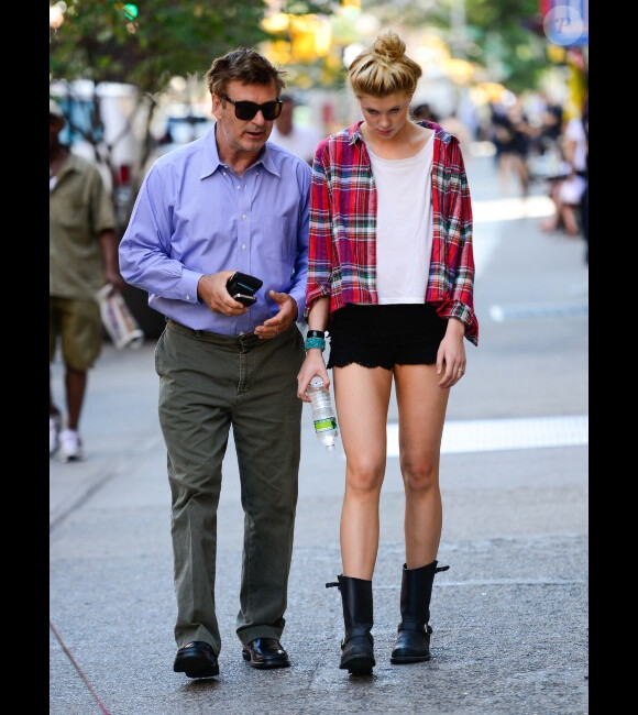 Alec Baldwin et sa fille Ireland dans les rues de New York, le 2 juillet 2012.