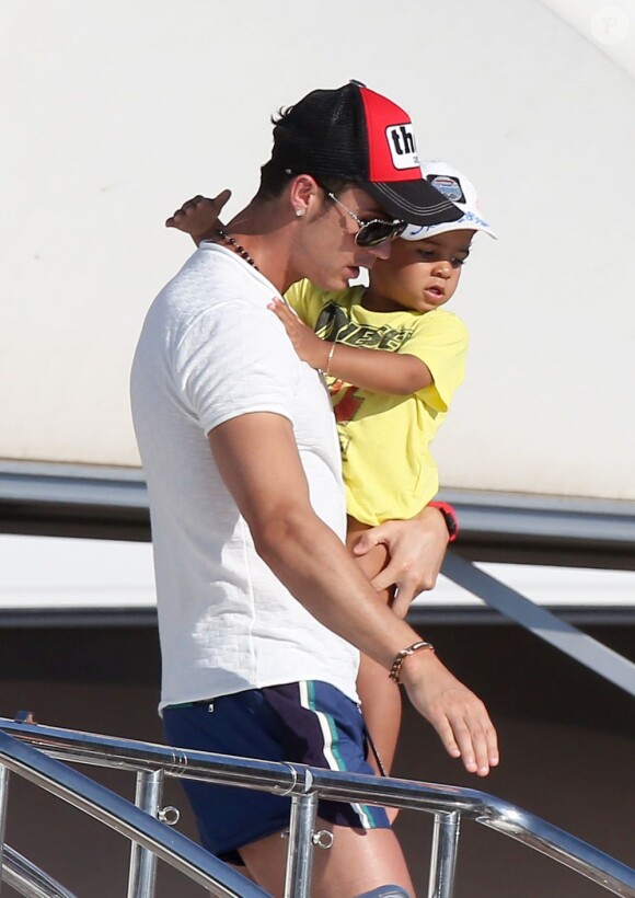 Cristiano Ronaldo et son fils Cristiano le 3 juillet 2012 à Saint-Tropez