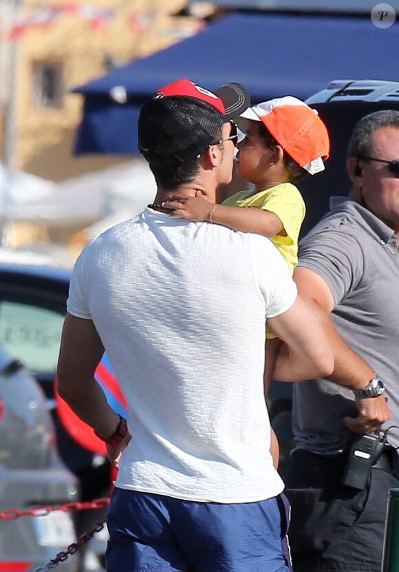 Cristiano Ronaldo tendre et câlin avec son fils Cristiano le 3 juillet 2012 à Saint-Tropez