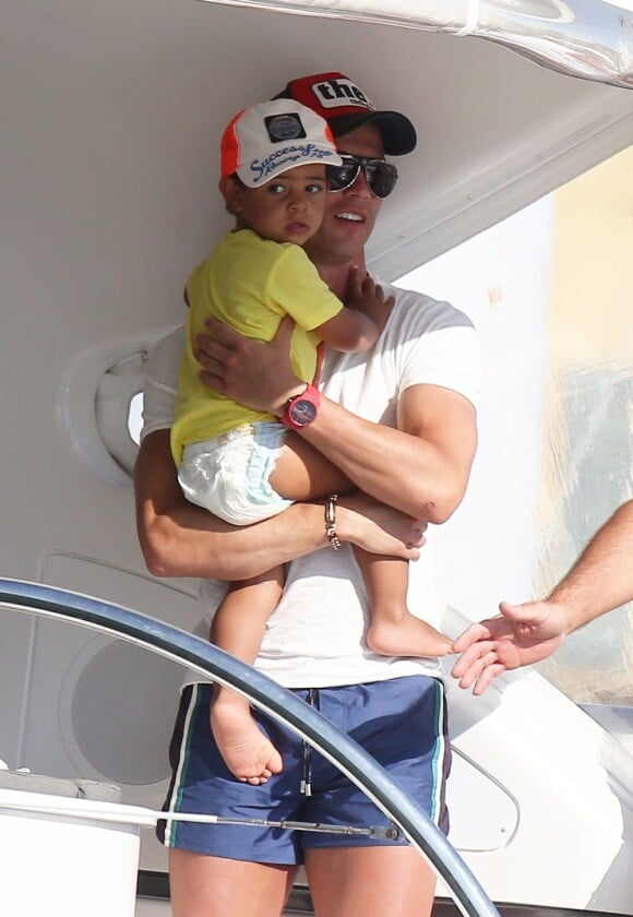 Cristiano Ronaldo, père attentionné envers son fils Cristiano le 3 juillet 2012 à Saint-Tropez