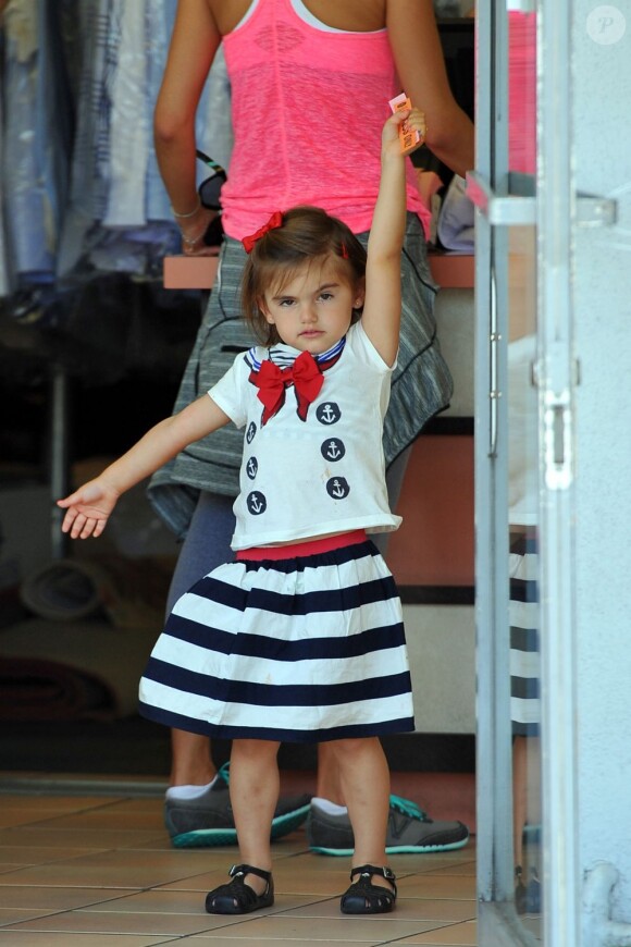 Anja fait le show devant les photographes pendant que sa mère a le dos tourné. Los Angeles, le 3 juillet 2012.